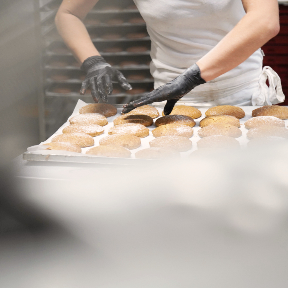 Elisenlebkuchen werden nach dem Backen vom Blech genommen