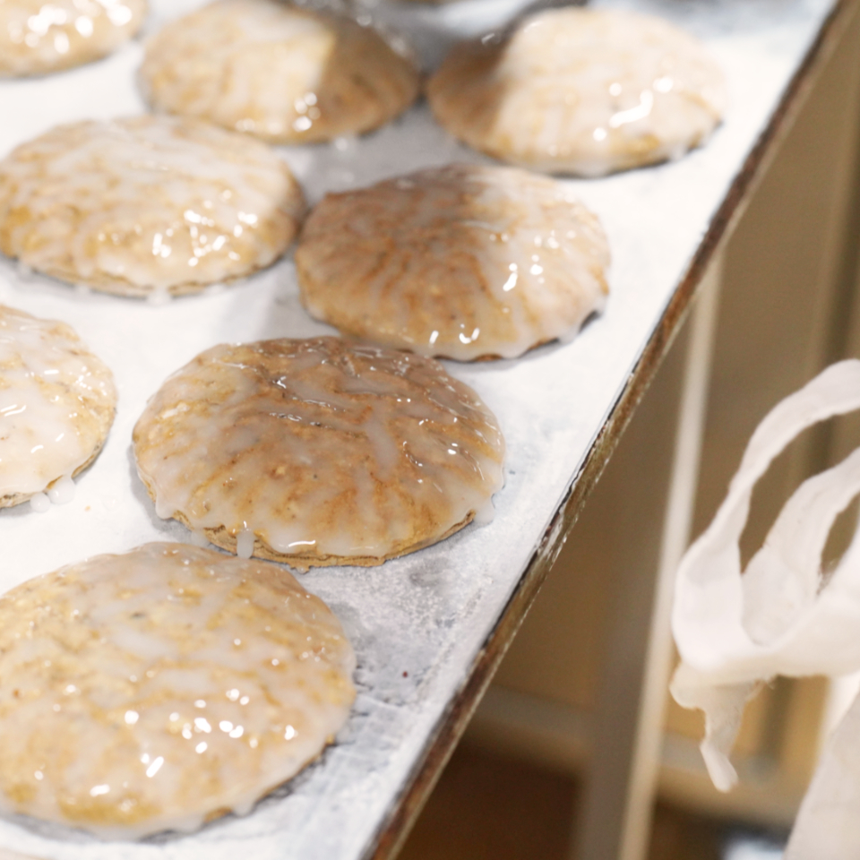 Elisenlebkuchen wurden mit weißer Zuckerglasur glasiert und liegen zum trocknen auf einem Tablett