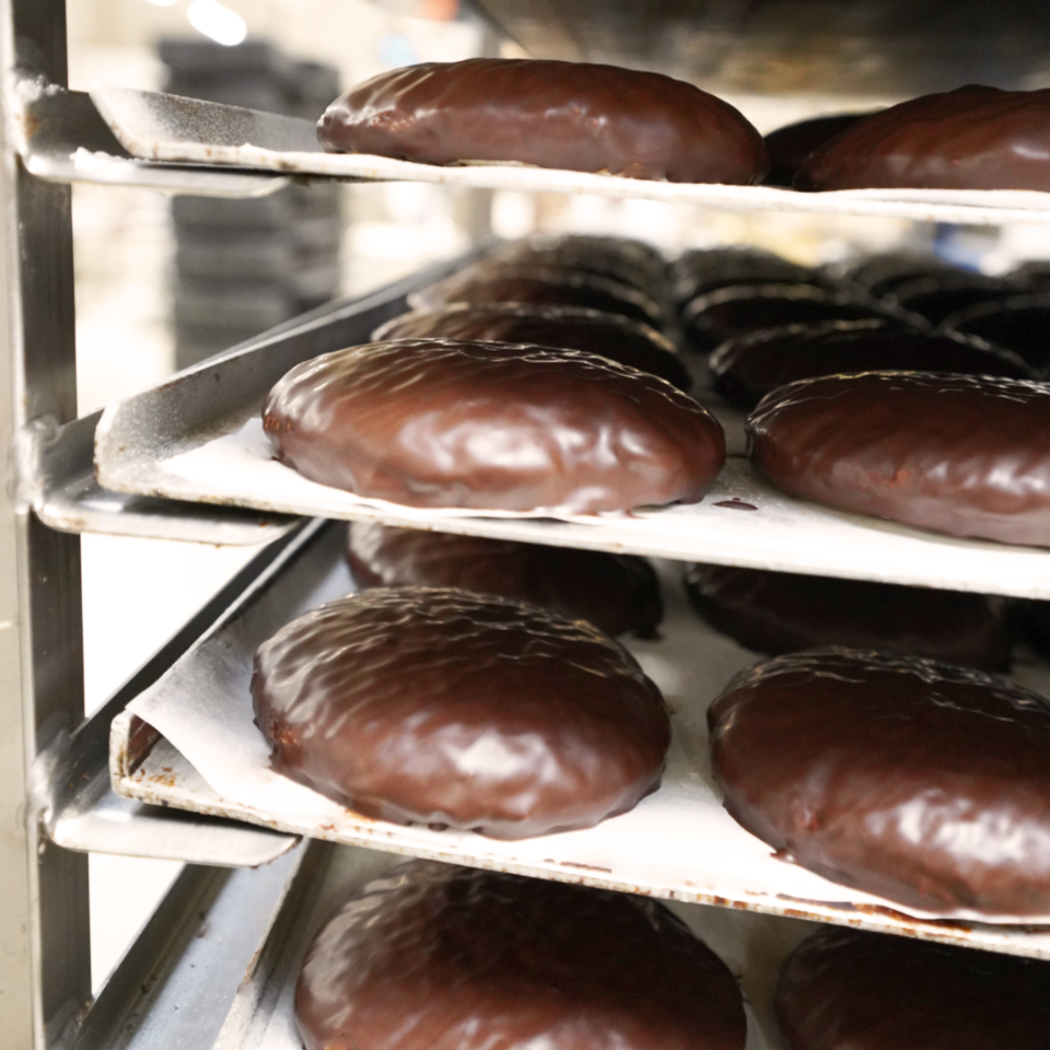 Die getrockneten Elisenlebkuchen werden in einem Regalwagen aufbewahrt