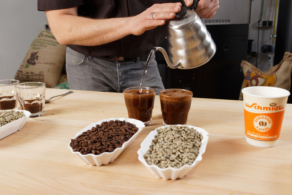 Qualitätskontrolle wird vorbereitet, indem viele verschiedene Kaffeesorten aufgegossen werden