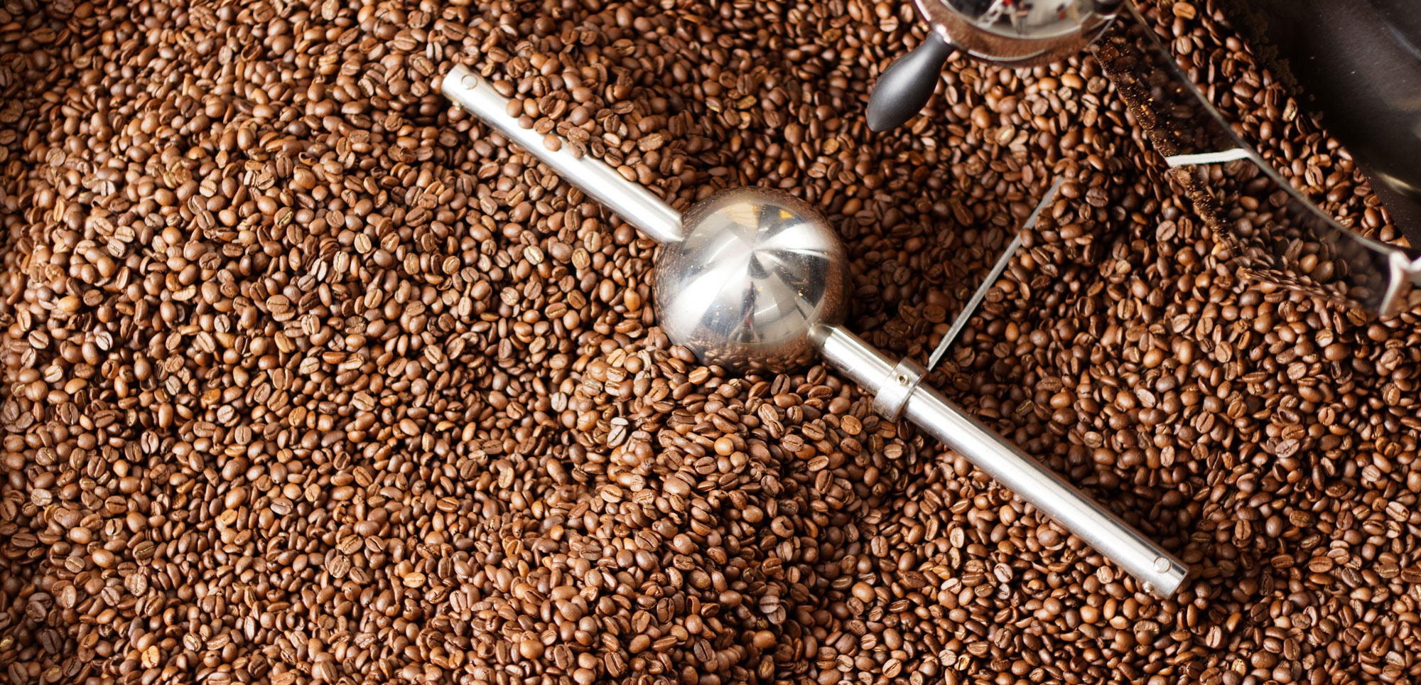 Kaffeebohnen werden in einer Rösttrommel geröstet