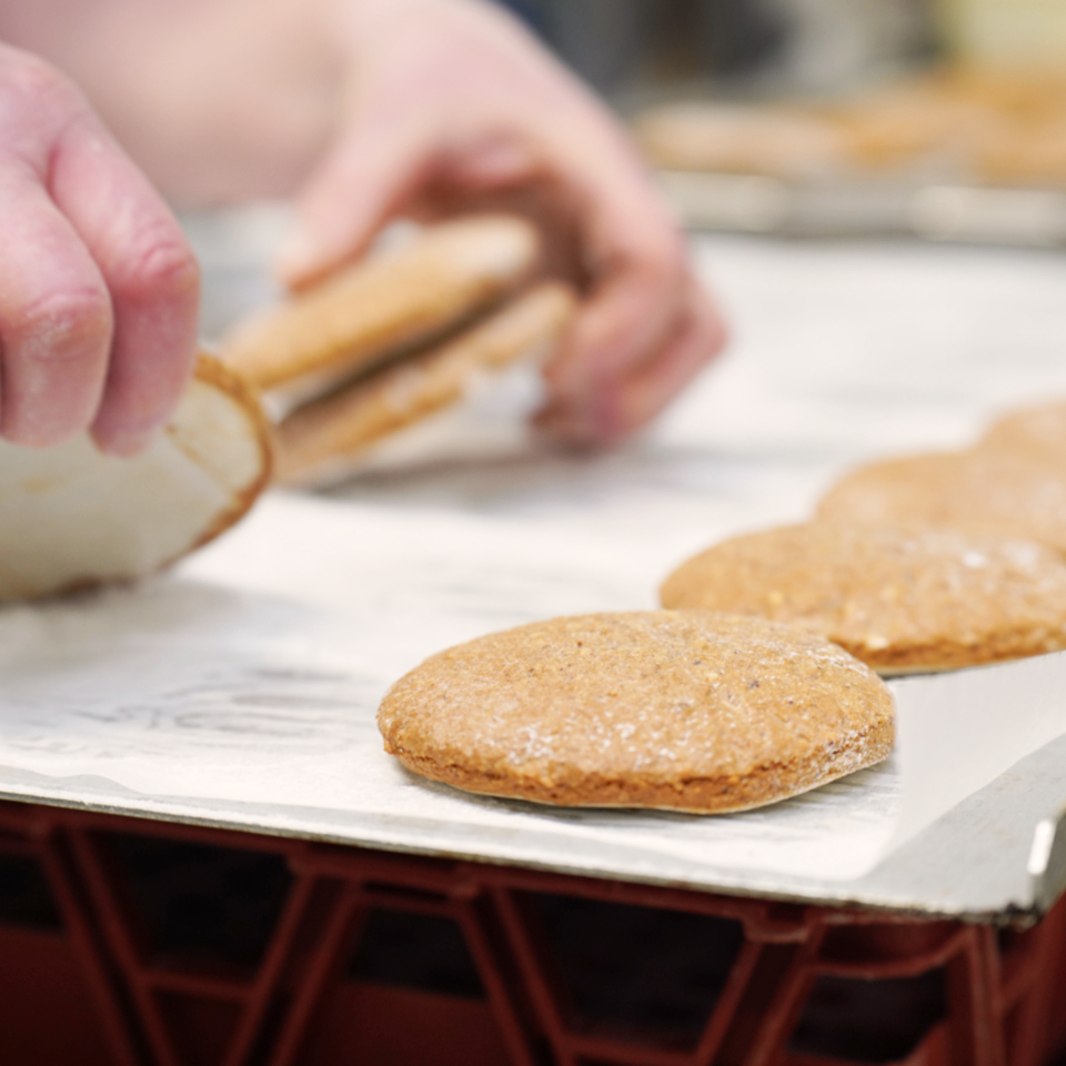 Elisenlebkuchen werden von einer Person nach dem Backen vom Blech genommen