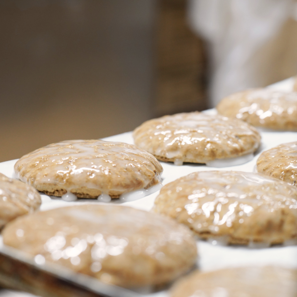Elisenlebkuchen wurden mit weißer Zuckerglasur glasiert und liegen zum trocknen auf einem Tablett