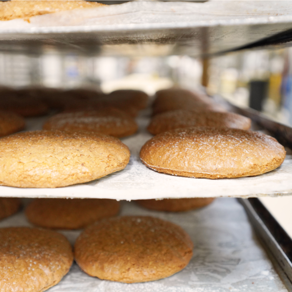 Die fertigen unglasierten Elisenlebkuchen liegen zum abkühlen in einem Regalwagen