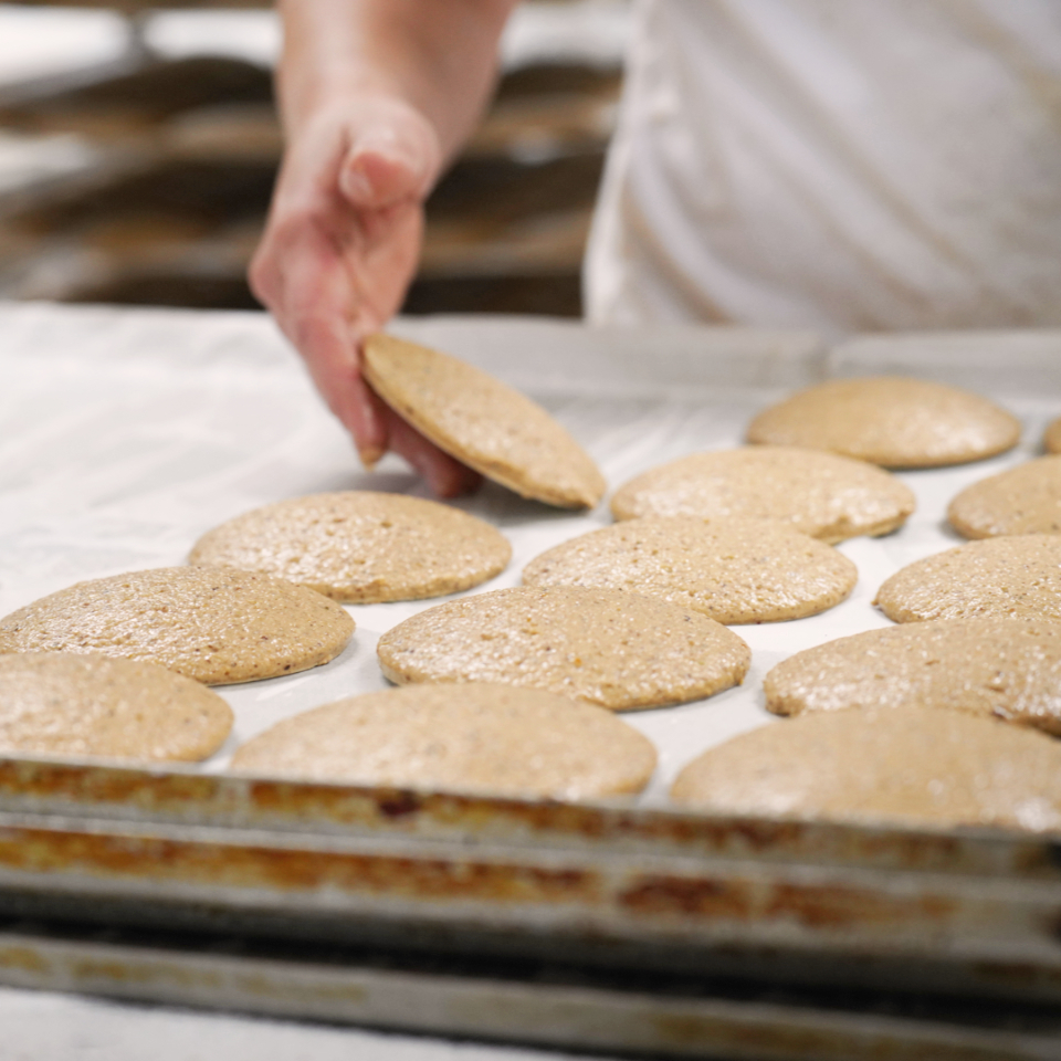 Elisenlebkuchen werden zum Backen auf einem Blech platziert